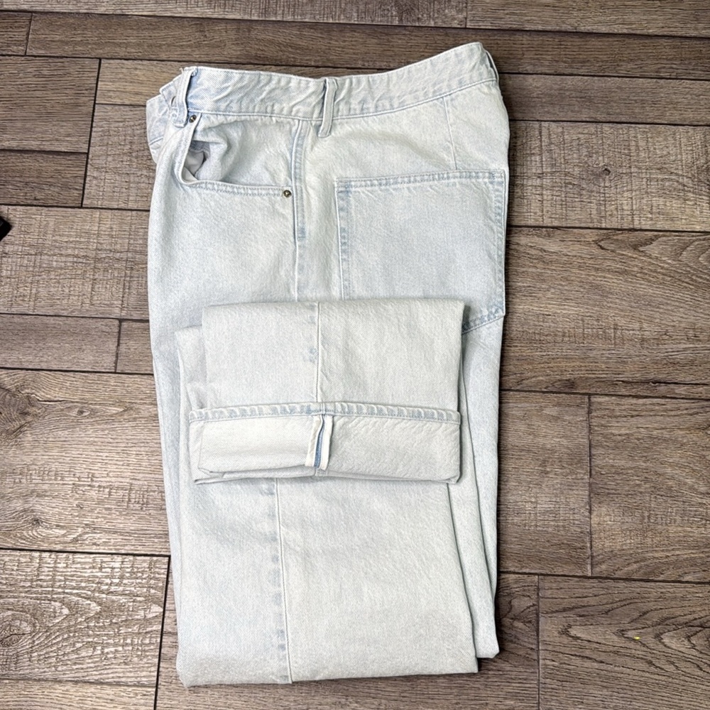 H&M Women Light Wash Straight Jeans
